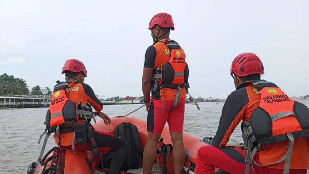 Proses penyisiran Sungai Musi dalam pencarian ABK yang hilang usai insiden ledakan Jukung (Dok: Basarnas Palembang)