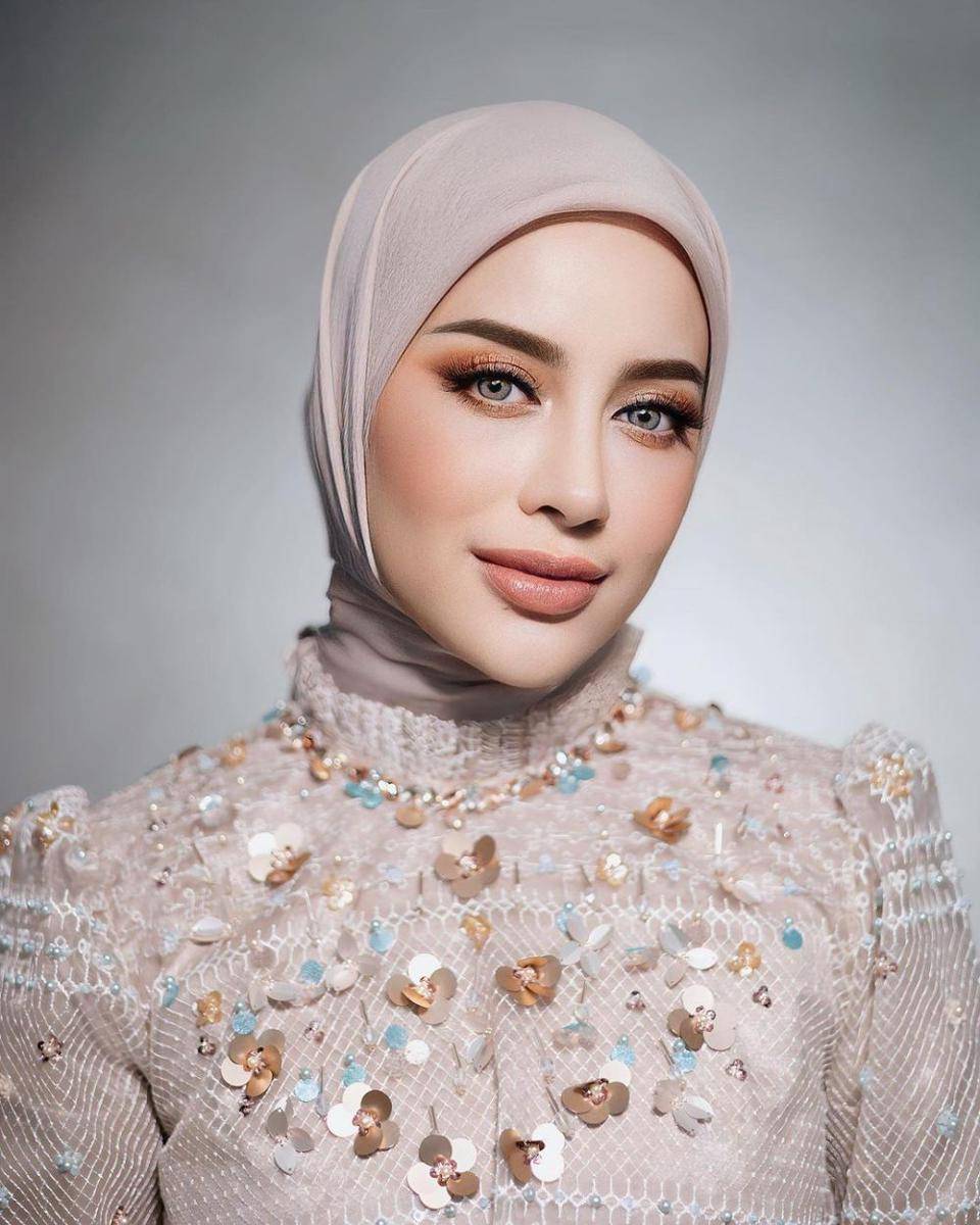 inspirasi makeup soft untuk lebaran ala Aghnia Punjabi (instagram.com/emyaghnia)