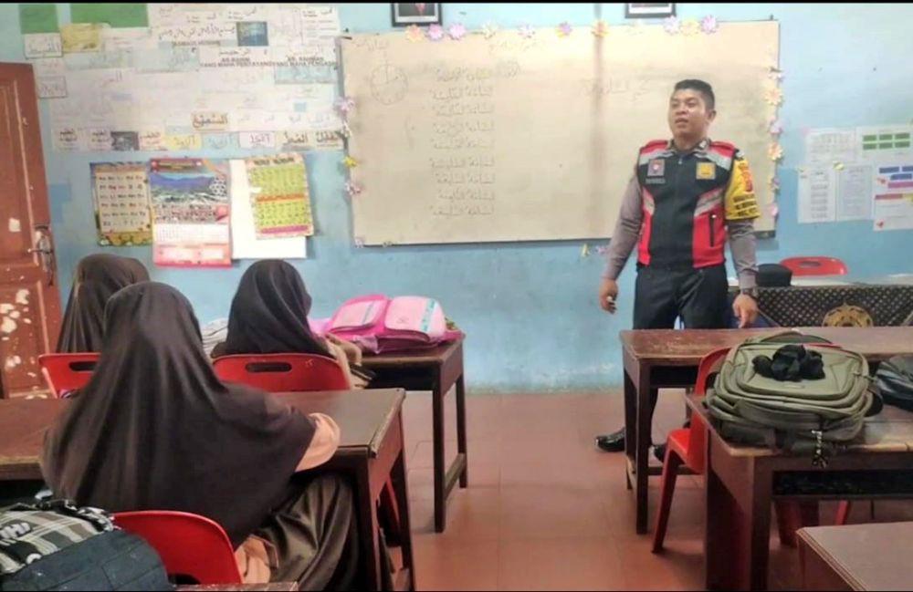 Cerita Julhamadi, Polisi yang Mengajar Bahasa Arab di Madrasah Labusel