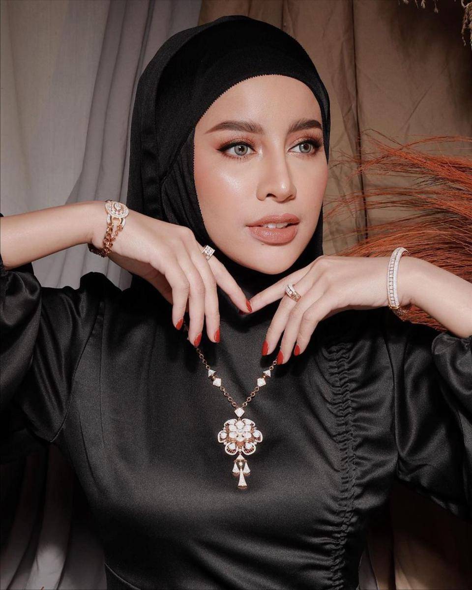 inspirasi makeup soft untuk lebaran ala Aghnia Punjabi (instagram.com/emyaghnia)