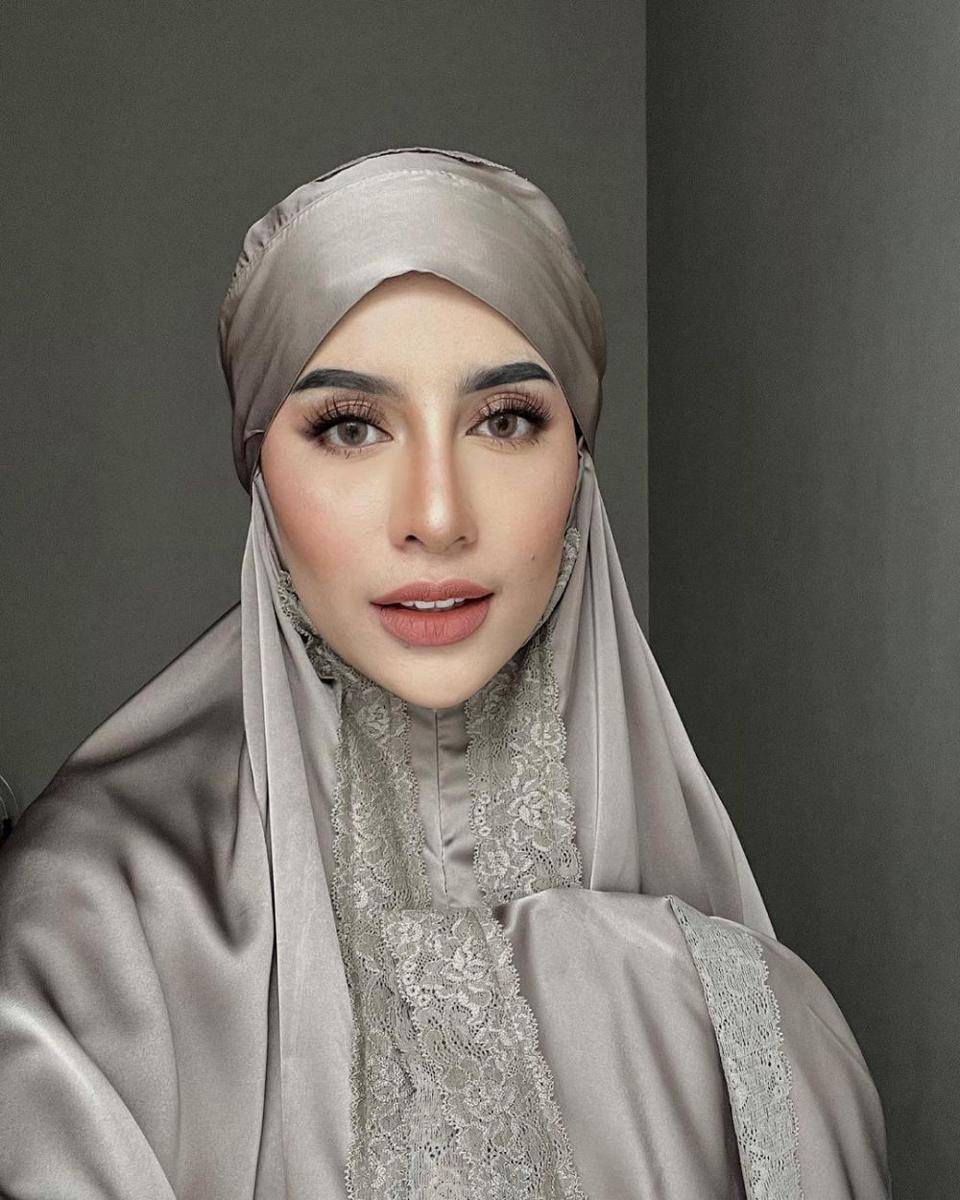 inspirasi makeup soft untuk lebaran ala Aghnia Punjabi (instagram.com/emyaghnia)