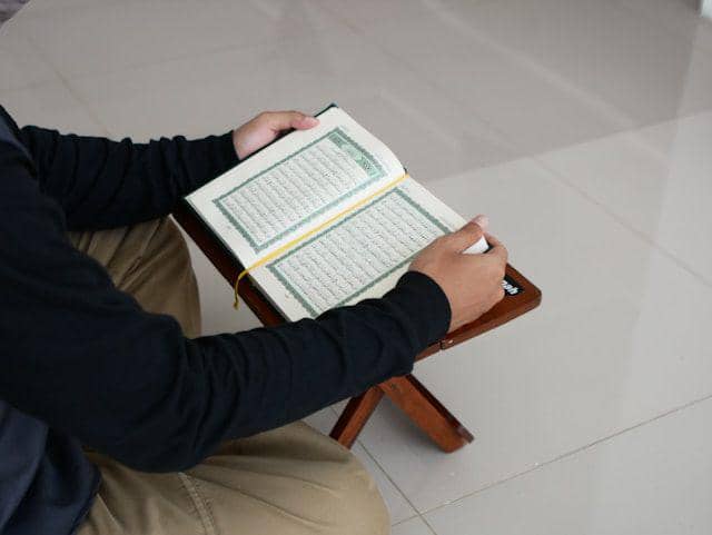 Membaca Al-Qur'an (unsplash/Masjid MABA)