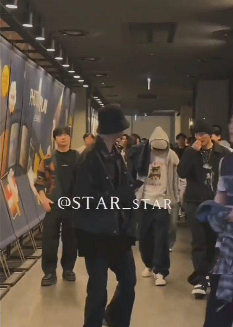 potret B.I di premier film JUNE Again 1997 bareng member iKON (x.com/star_star1219)