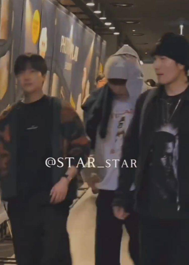potret B.I di premier film JUNE Again 1997 bareng member iKON (x.com/star_star1219)