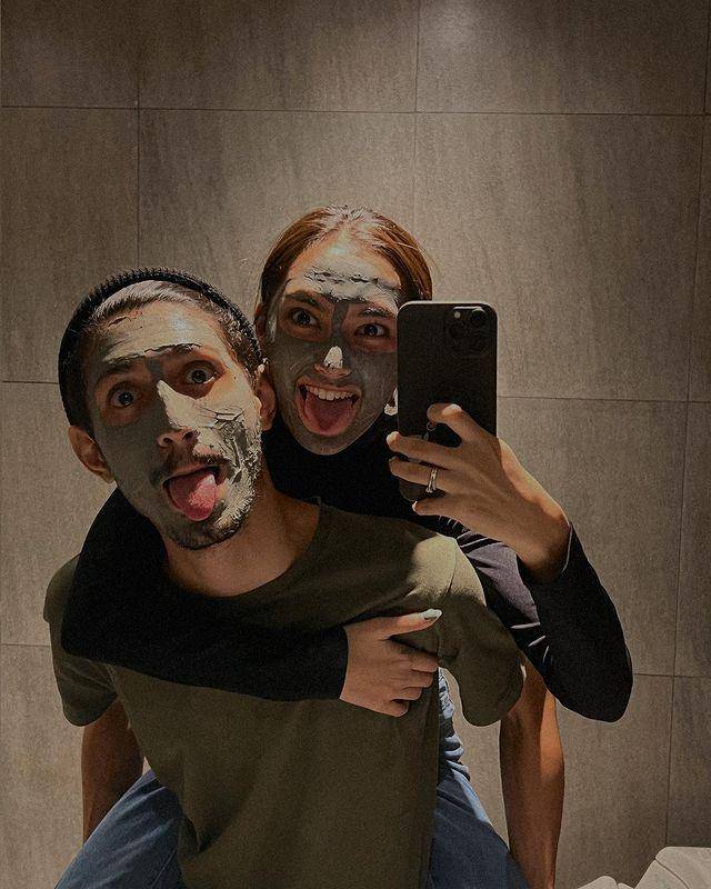 Potret couple pose ala Syafira dan suami (instagram.com/syafira_hdd)