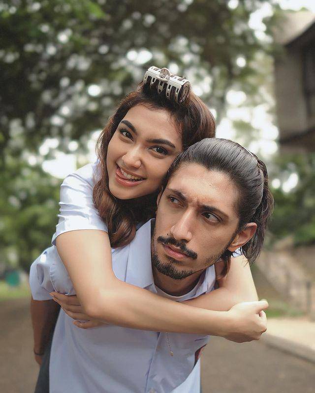 Potret couple pose ala Syafira dan suami (instagram.com/syafira_hdd)