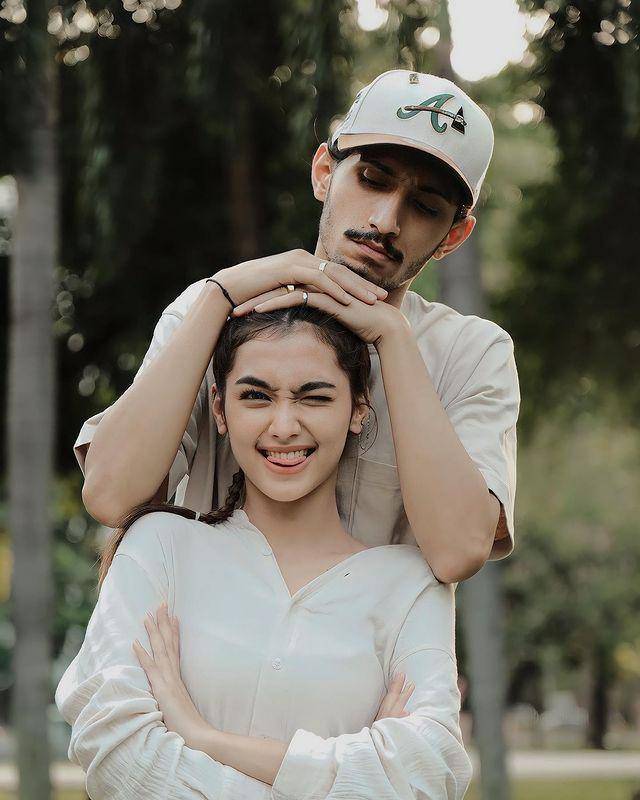 Potret couple pose ala Syafira dan suami (instagram.com/syafira_hdd)
