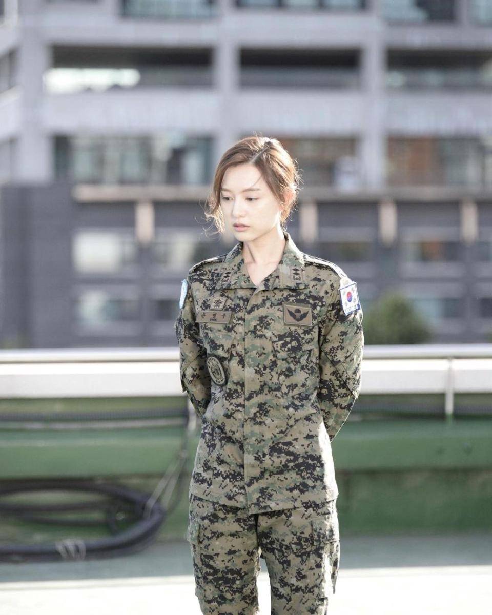 Kim Ji Won di drama Descendants of the Sun (instagram.com/geewonii)