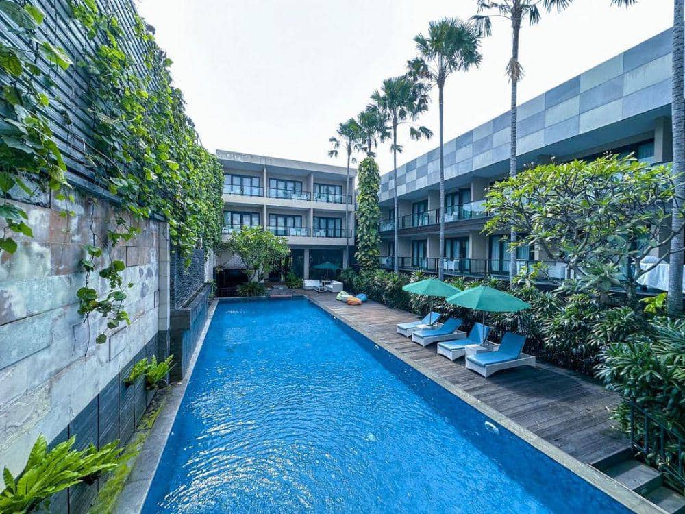 Dekuta Hotel yang dilengkapi dengan kolam renang (Instagram.com/@dekuta_bali)