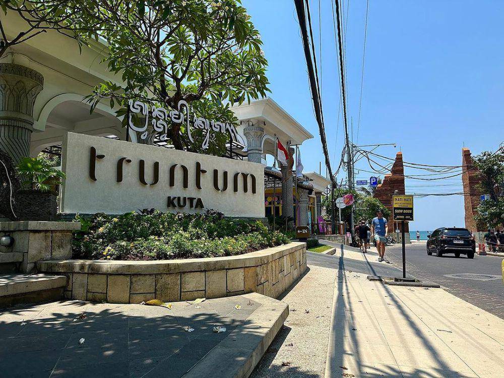 Truntum Kuta Bali yang berada di tepi Pantai Kuta (Instagram.com/@truntumkutabali)
