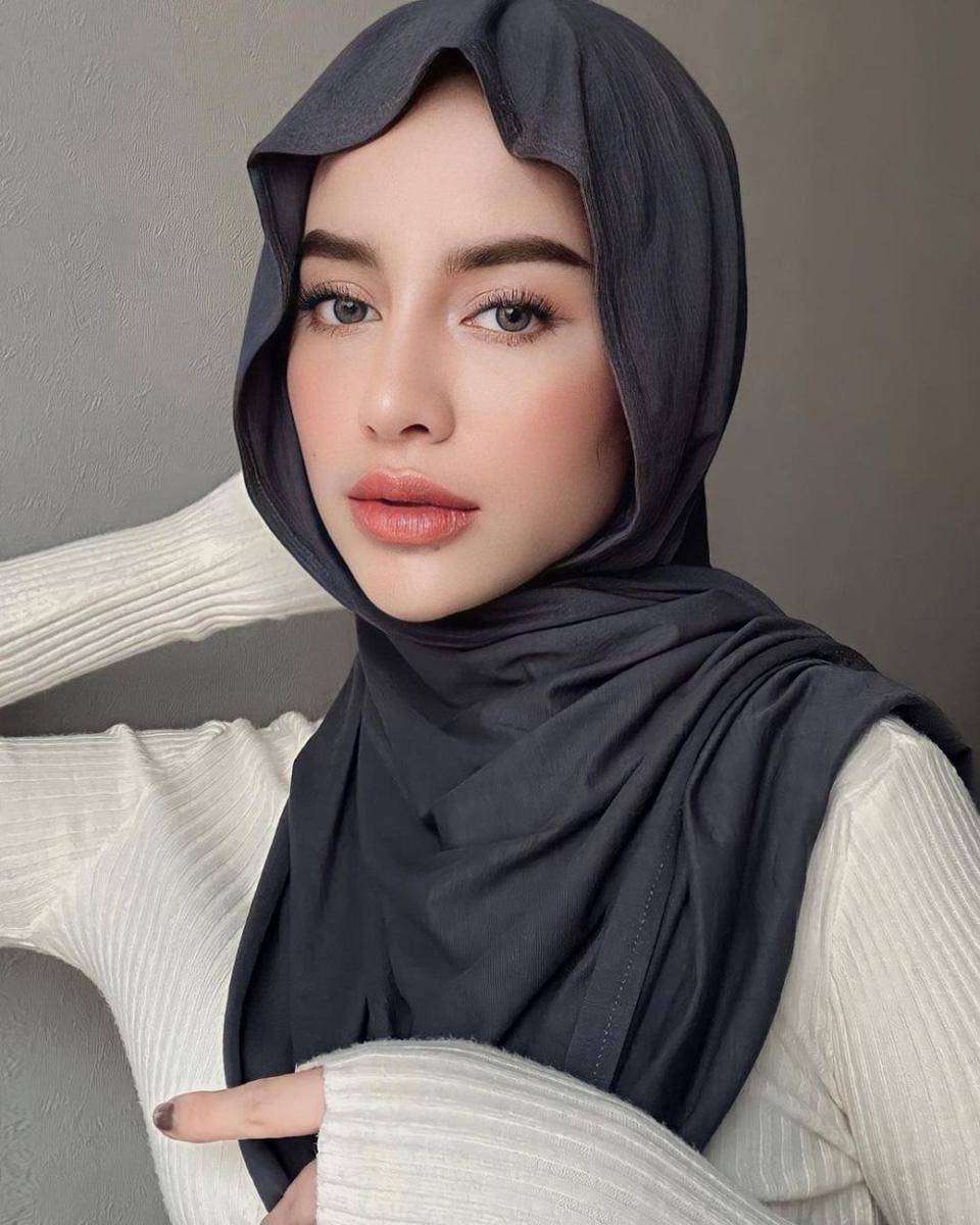 inspirasi makeup soft untuk lebaran ala Aghnia Punjabi (instagram.com/emyaghnia)