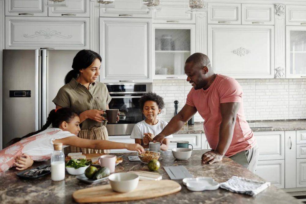 ilustrasi quality time bersama keluarga (pexels.com/August de Richelieu)