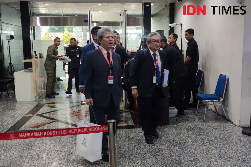 Ketua Tim Hukum Pasangan Ganjar-Mahfud, Todung Mulya Lubis di Gedung MK, Jakarta Pusat (IDN Times/Yosafat Diva Bayu Wisesa)