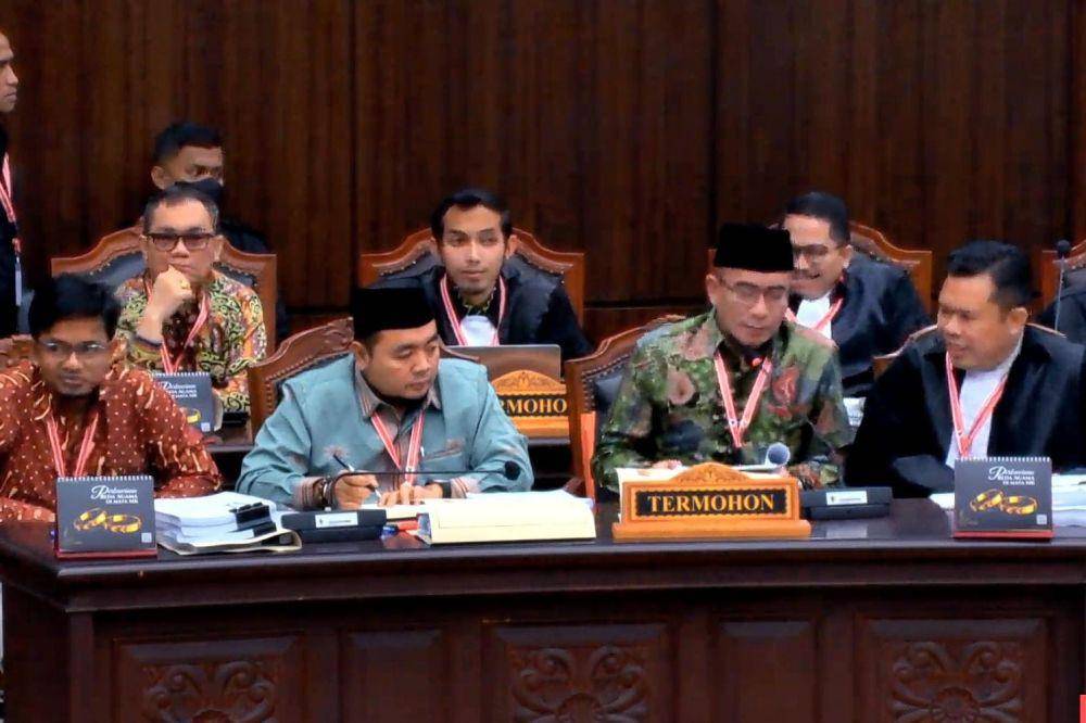 Jajaran Ketua dan Komisioner KPU bersama kuasa hukum dalam sidang PHPU di MK, Jakarta Pusat (2/4/2024) (YouTube/Mahkamah Konstitusi)
