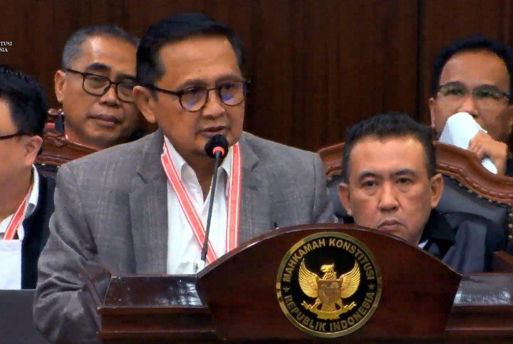 Guru Besar Ekonomi Politik Institut Pertanian Bogor (IPB), Didin Damanhuri dihadirkan oleh tim Ganjar-Mahfud saat sidang PHPU pada Selasa (2/4/2024). (YouTube.com/Mahkamah Konstitusi RI)