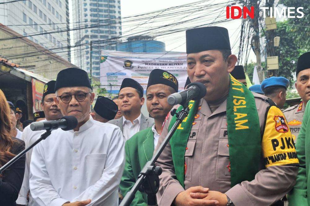 Kapolri Jenderal Listyo Sigit Prabowo saat menberikan paket sembako di kawasan Pancoran, Jakarta Selatan (IDN Times/Lia Hutasoit)