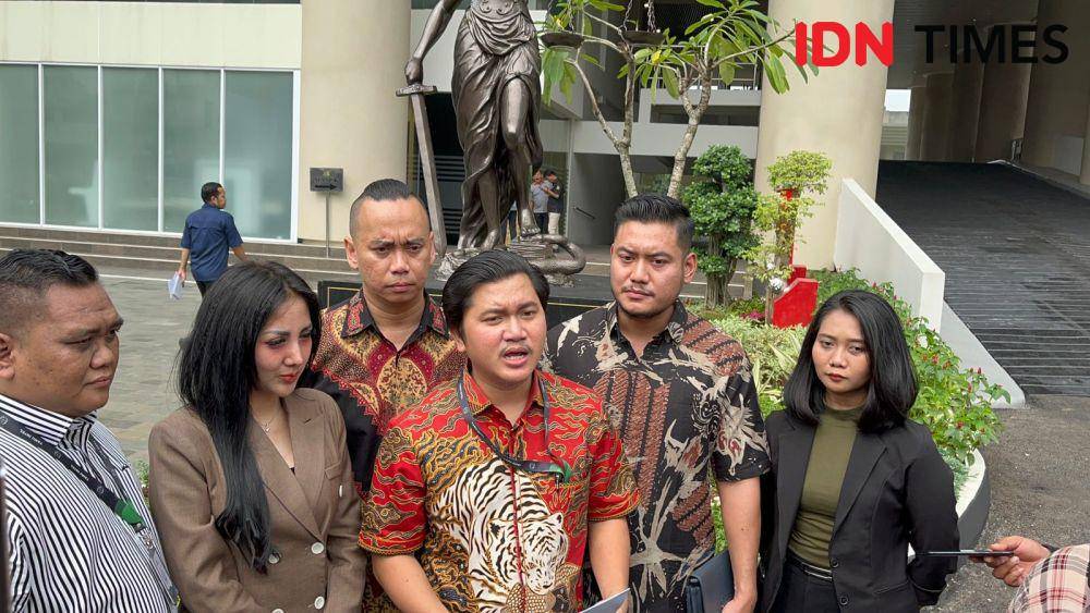 Kelompok advokat Pendekar Hukum Pemberantasan Korupsi melaporkan Sandra Dewi atas kasus korupsi PT Timah (IDN Times / Aryodamar)