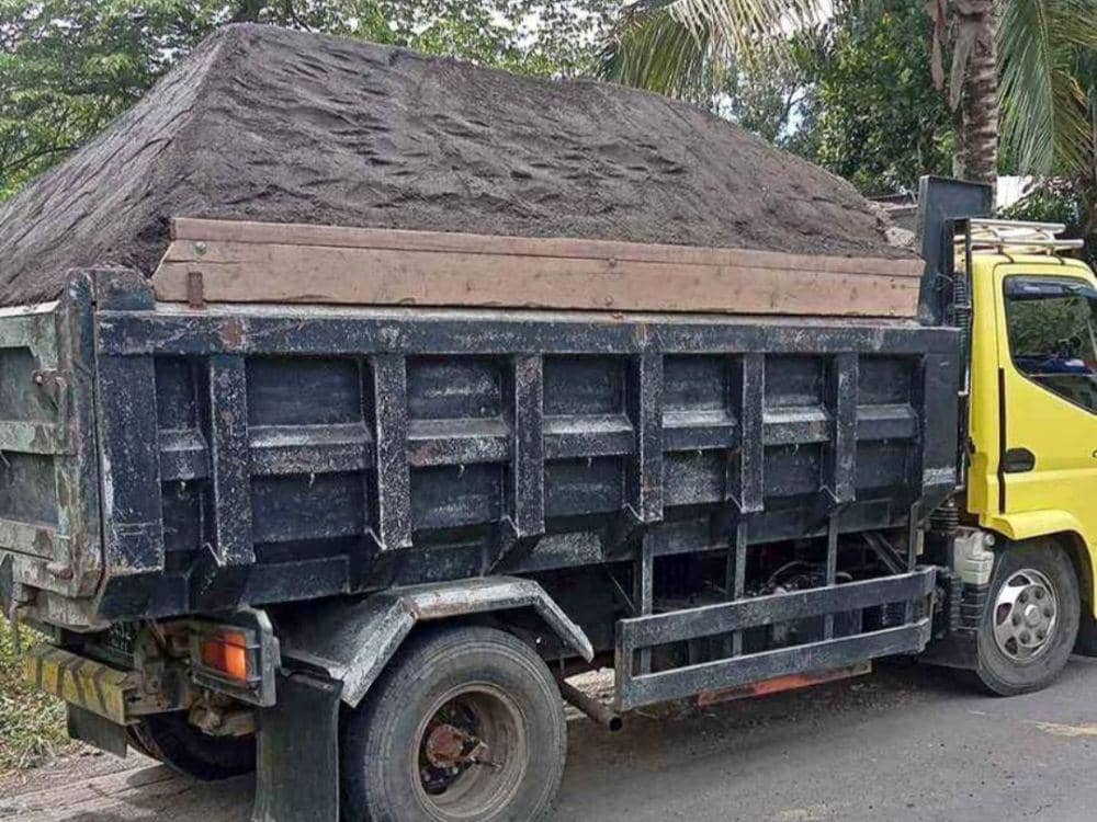 Dum truk di Lotim, yang memuat pasir melebihi kapasitas (IDN Times/Ruhaili)