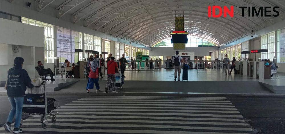 Penumpang di Bandara Lombok. (IDN Times/Muhammad Nasir)