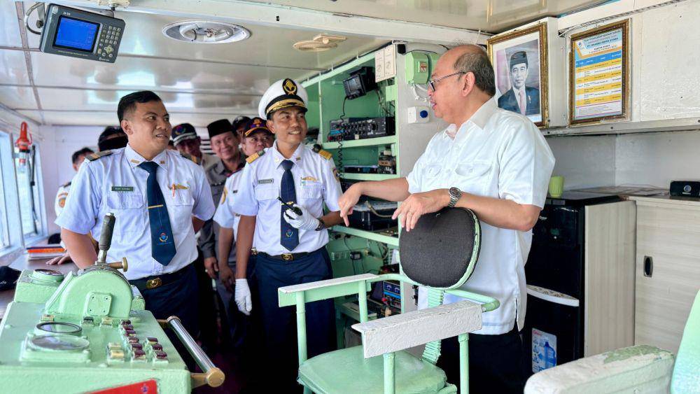 Penjabat (Pj) Sekdaprov Jatim Bobby Soemiarsono saat memberangkatkan mudik bareng gratis kapal laut di Situbondo. Dok. Pemprov Jatim.