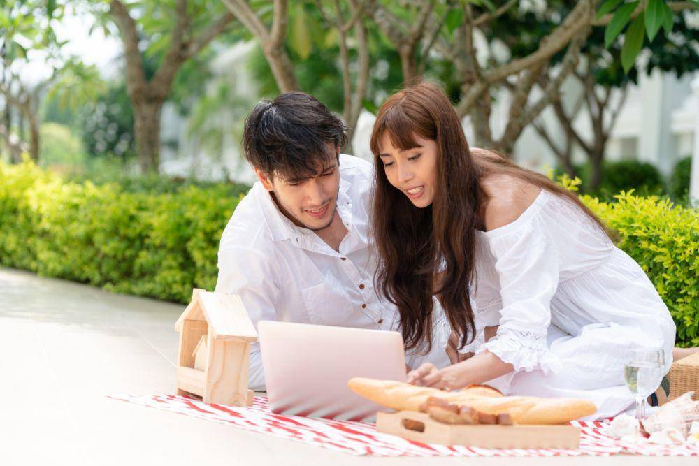 Picnic date (123rf.com/pitinan)