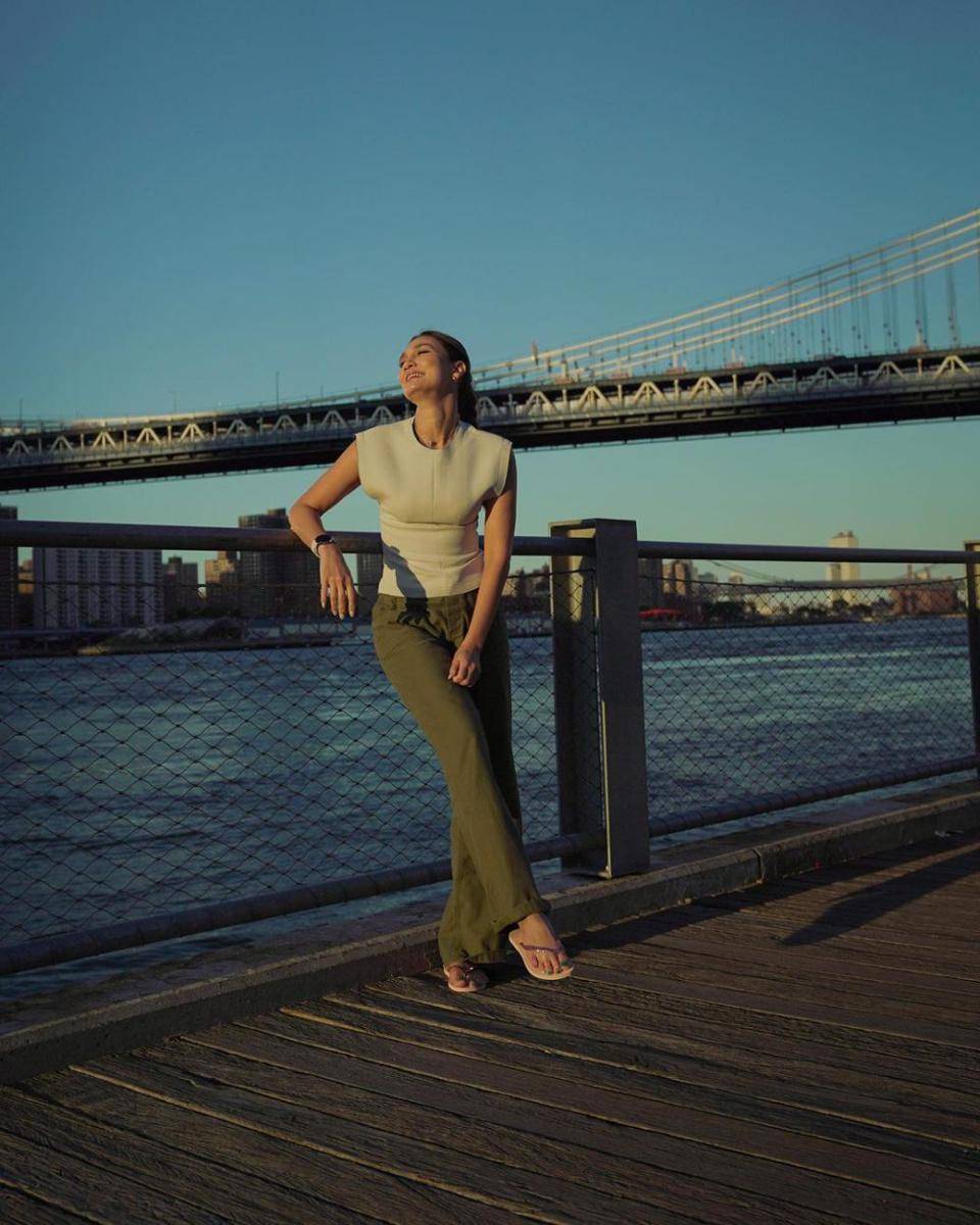outfit minimalis ala Luna Maya (instagram.com/lunamaya)