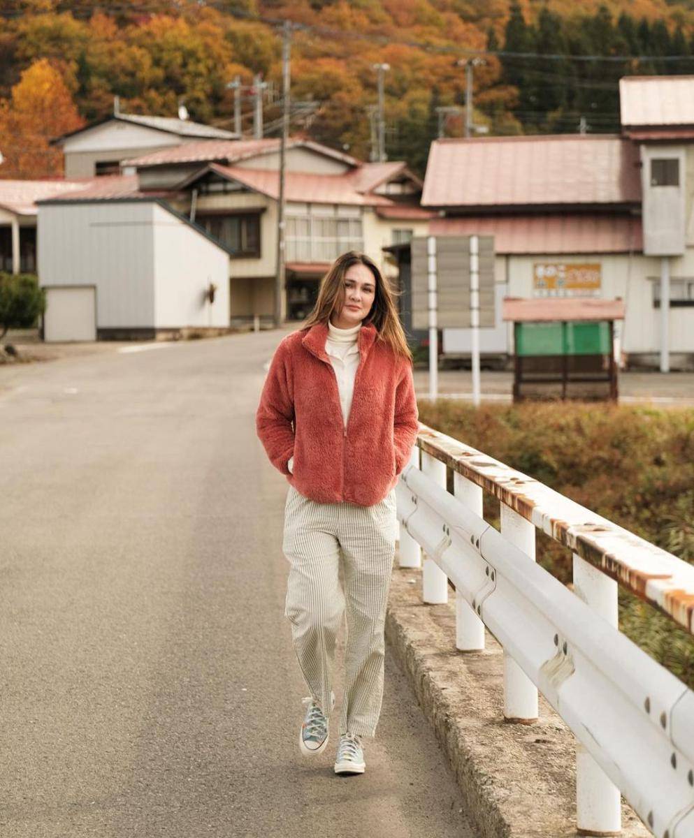 outfit minimalis ala Luna Maya (instagram.com/lunamaya)