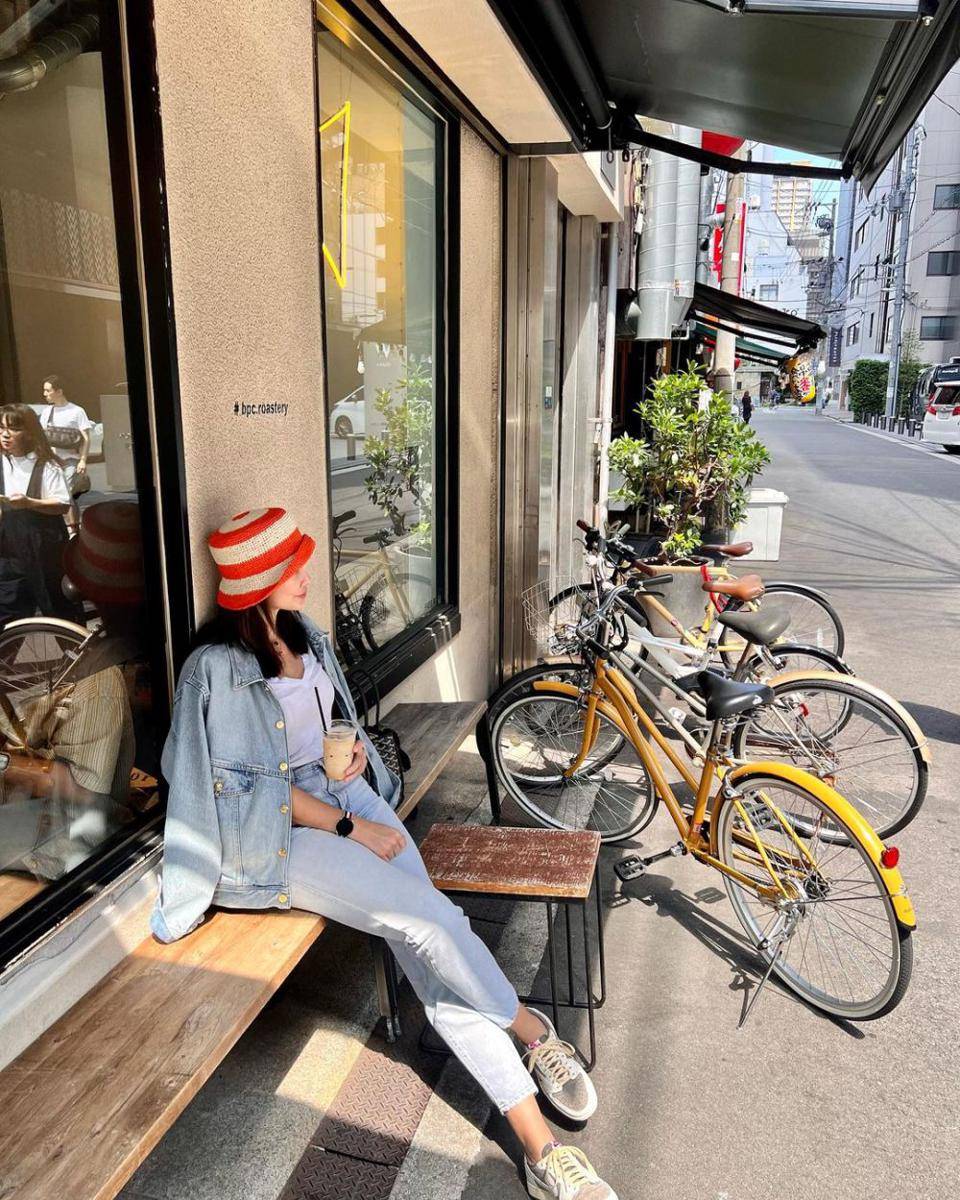 outfit minimalis ala Luna Maya (instagram.com/lunamaya)