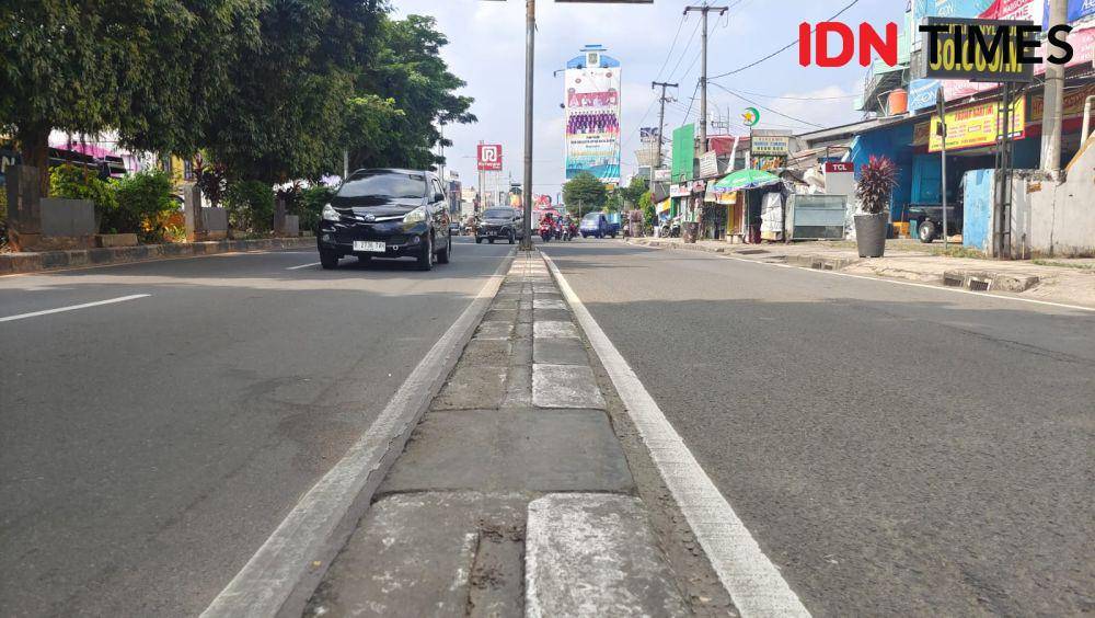 Sejumlah pengendara melintas di Jalan Raya Margonda, Depok. (IDNTimes/Dicky)