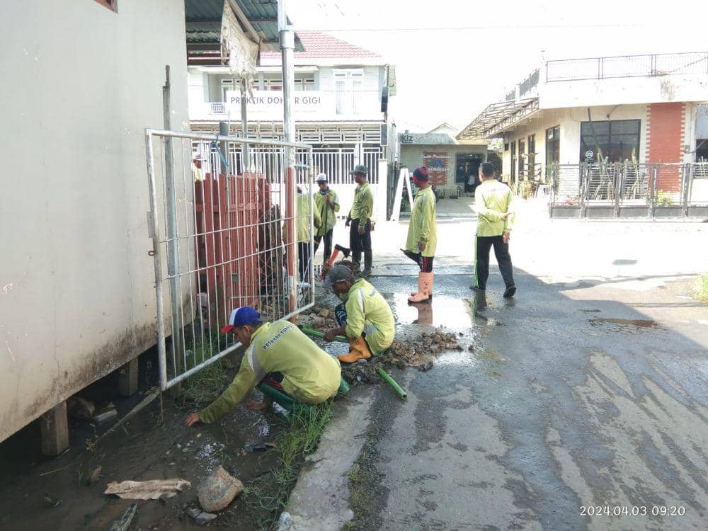 Membuka saluran drainase di jalanan Kota Banjarmasin.