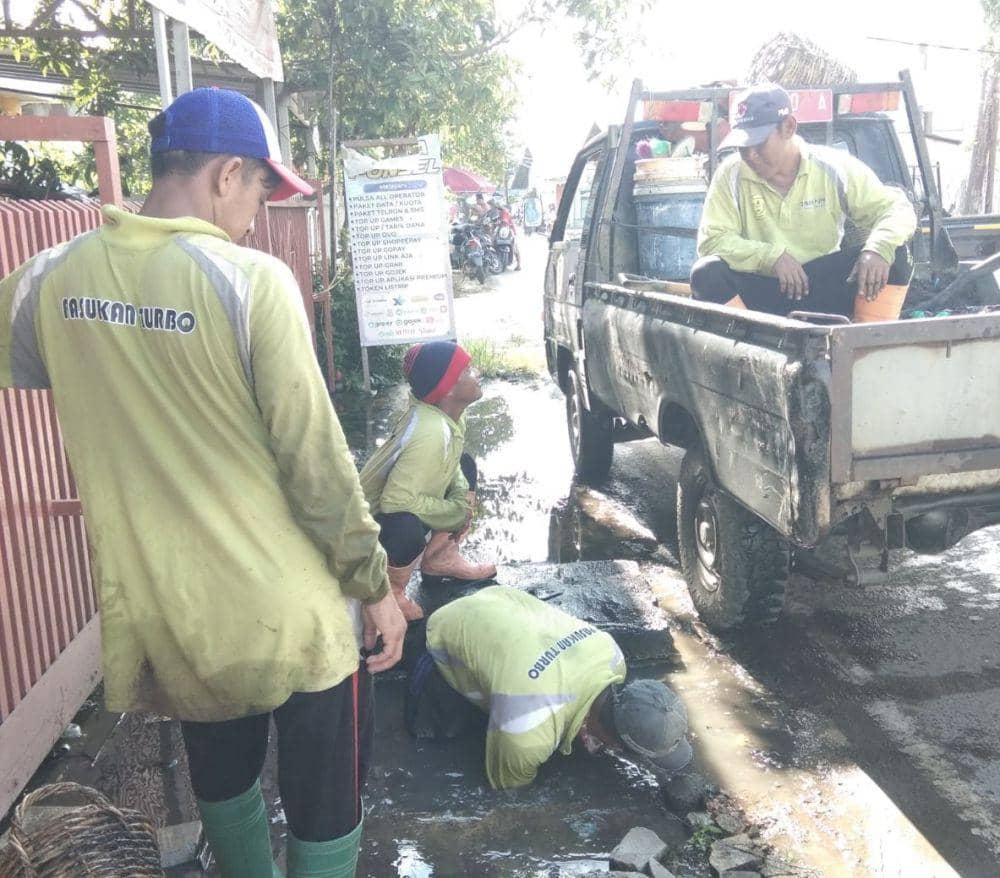 Pembersihan saluran drainase oleh pasukan turbo PUPR Kota Banjarmasin.