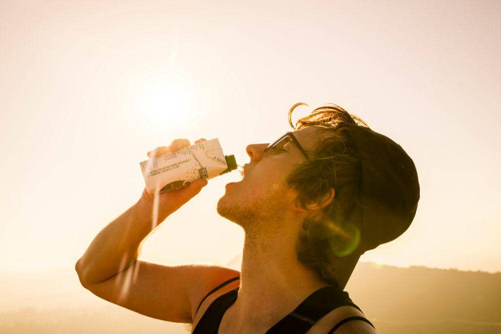 ilustrasi minum suplemen (Unsplash.com/David Behar)