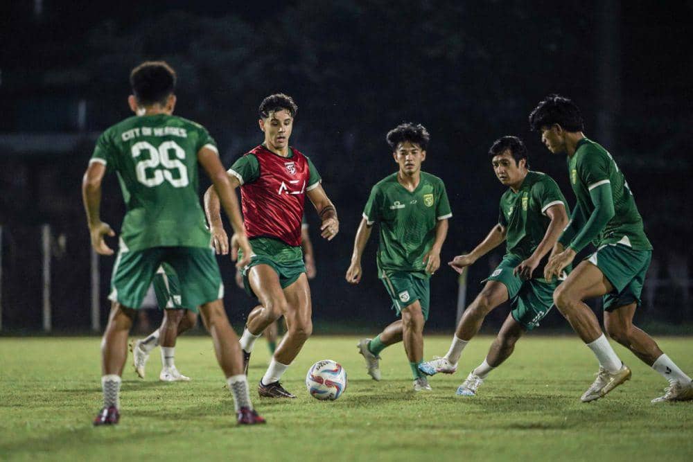 Bruno Moreira dkk dalam sesi latihan game. (Persebaya).
