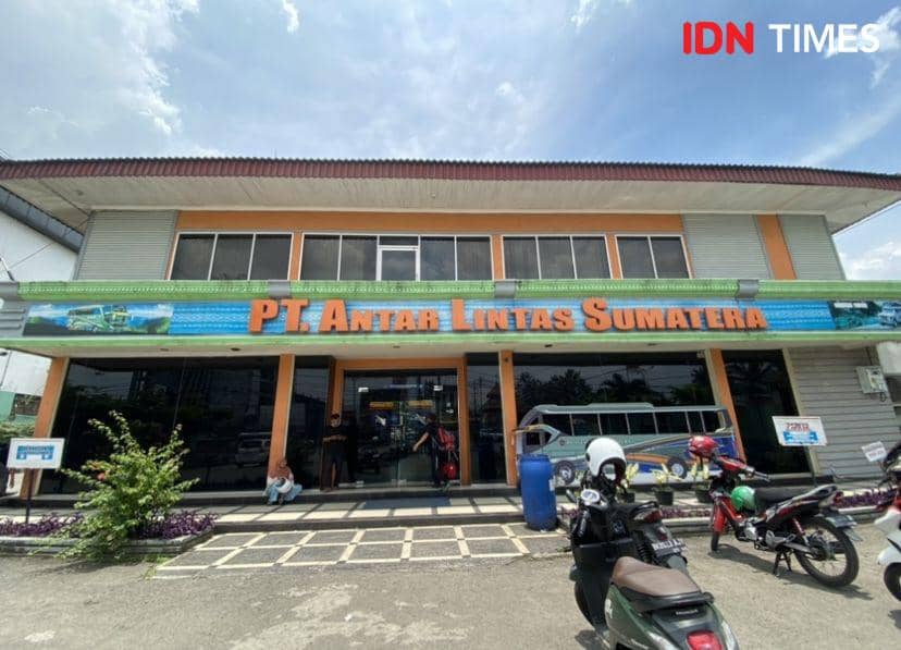 Suasana loket bus ALS di jalan Sisingamangaraja Medan (IDN Times/Indah Permata Sari)