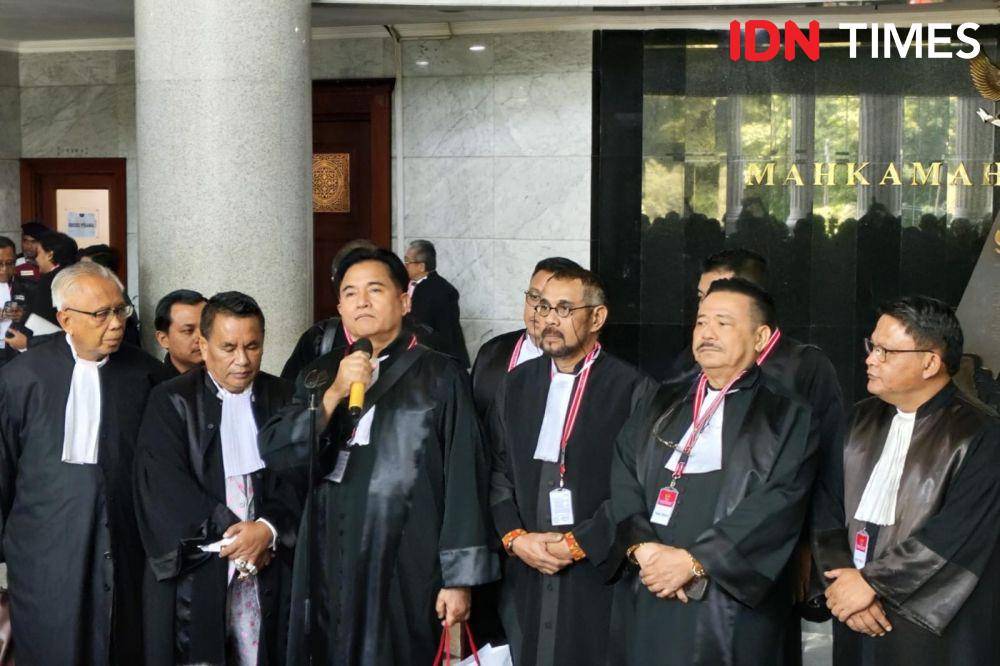 Anggota Tim Pembela Prabowo-Gibran, Hotman Paris Hutapea dalam sidang PHPU pada Rabu (3/4/2024). (IDN Times/Yosafat Diva Bayu Wisesa)