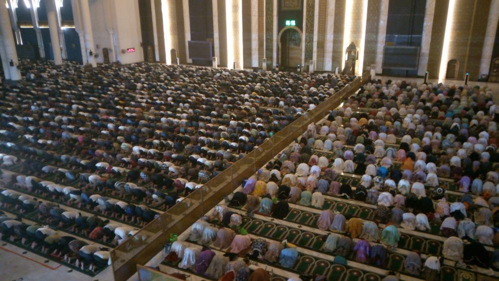 Mengikuti Qiyamul Lail di Masjid Al Akbar Surabaya