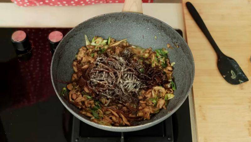 gambar isian lumpia (youtube.com/Devina Hermawan)