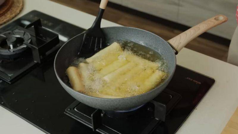 gambar lumpia yang sedang digoreng (youtube.com/Devina Hermawan)