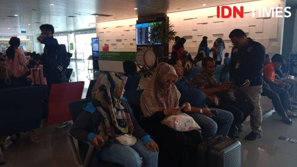 Calon penumpang pesawat terbang menunggu jam keberangkatan maskapai di Bandara Ahmad Yani Semarang. (IDN Times/Fariz Fardianto)