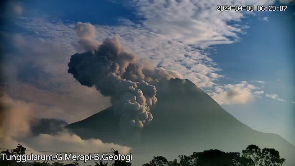 Gunung Merapi Luncurkan Awan Panas Guguran Rabu Pagi