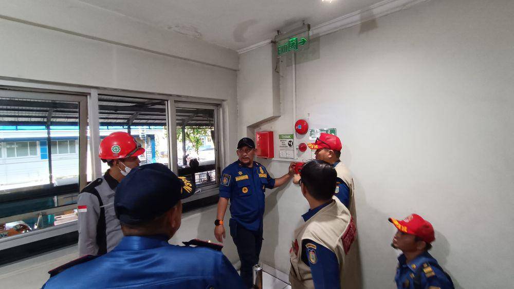 Petugas Dinas Pemadam Kebakaran mengunjungi lokasi kebakaran pabrik PT Charoen Pokphand. (Dok. Istimewa)