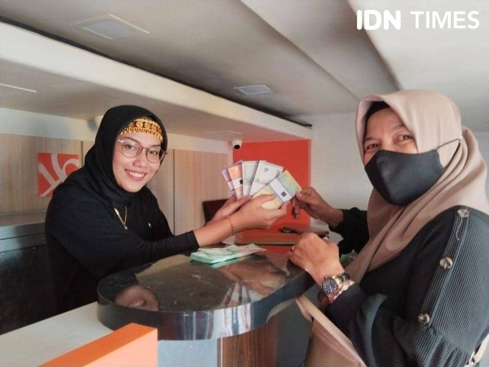 Penukaran Uang Sambut Idul Fitri 2024 (IDN Times/Feny Maulia Agustin)