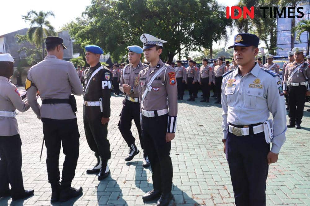 Ratusan personil gabungan diterjunkan Polres Magetan untuk amankan perayaan lebaran. IDN Times/ Riyanto