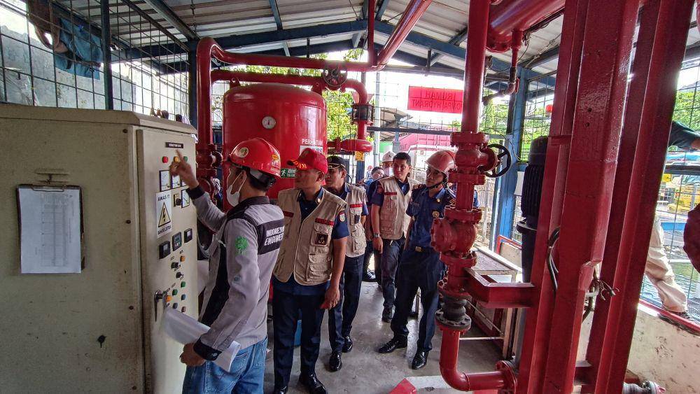 Petugas Dinas Pemadam Kebakaran mengunjungi lokasi kebakaran pabrik PT Charoen Pokphand. (Dok. Istimewa)