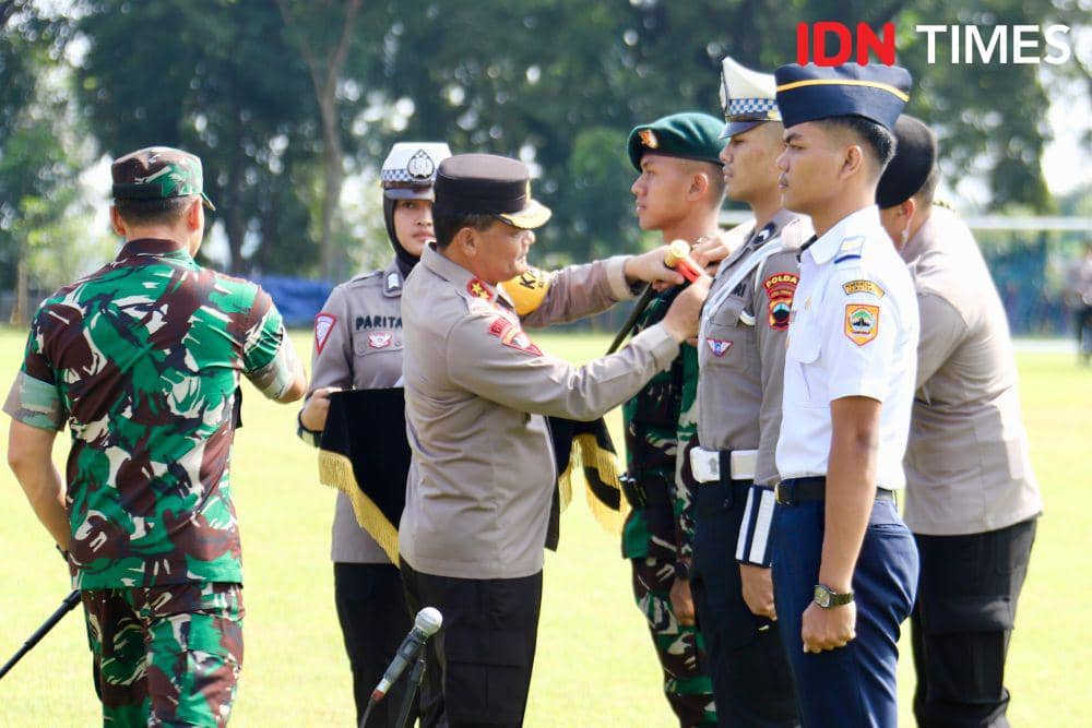 Kapolda Jateng Irjen Pol Ahmad Luthfi menyematkan tanda khusus ke pundak personel yang akan menjalankan tugas mengawal pemudik. (IDN Times/Fariz Fardianto)