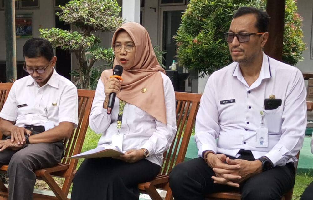 Direktur RSUD Saras Adyatma Tri Rahayu(tengah).(IDN Times/Daruwaskita)