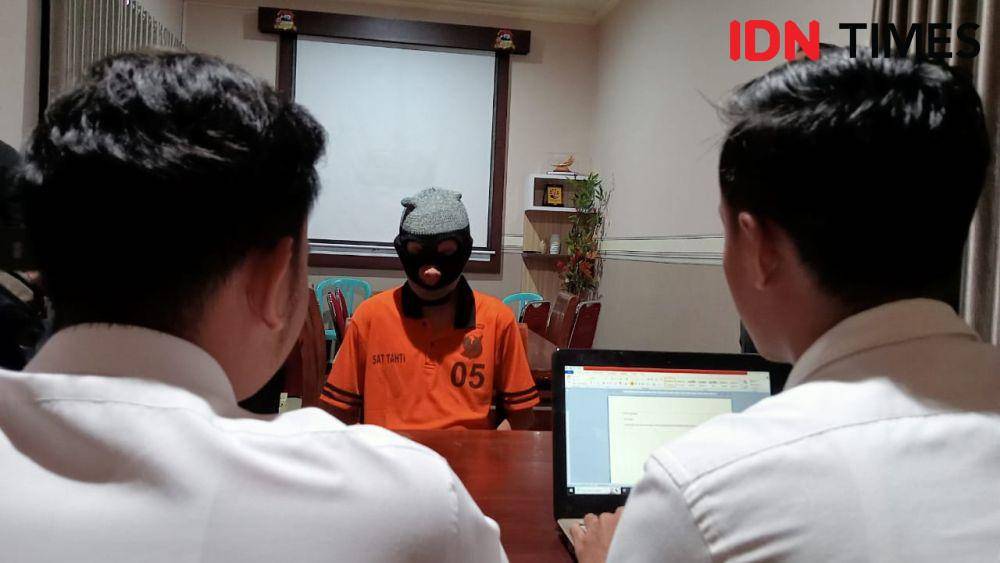 Pemuda ini ditangkap polisi usai mengambil pesanan sabu sabu di stasiun Barat Magetan. IDN Times/ Riyanto