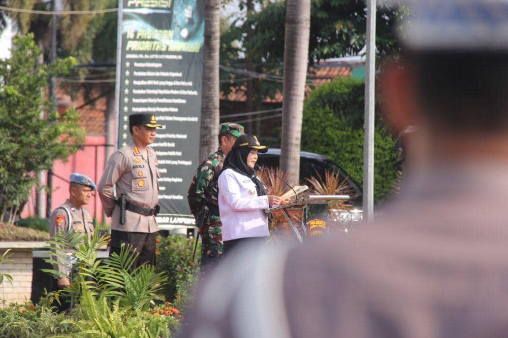 Wali Kota Bandar Lampung, Eva Dwiana memimpin kegiatan apel Ops Ketupat Krakatau di Mapolresta, Rabu (3/4/2024).  (Dok. Polresta Bandar Lampung).
