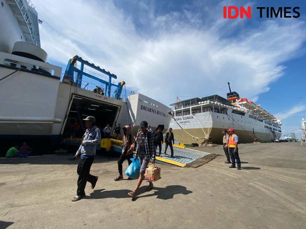 Suasana angkutan mudik lebaran 2024 di Pelabuhan Tanjung Perak Surabaya, Rabu (3/4/2024). (Khusnul Hasana/IDN Times)