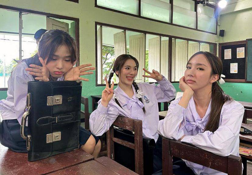 potret keakraban para pemeran drama Ploy's Yearbook (instagram.com/snap25_production)